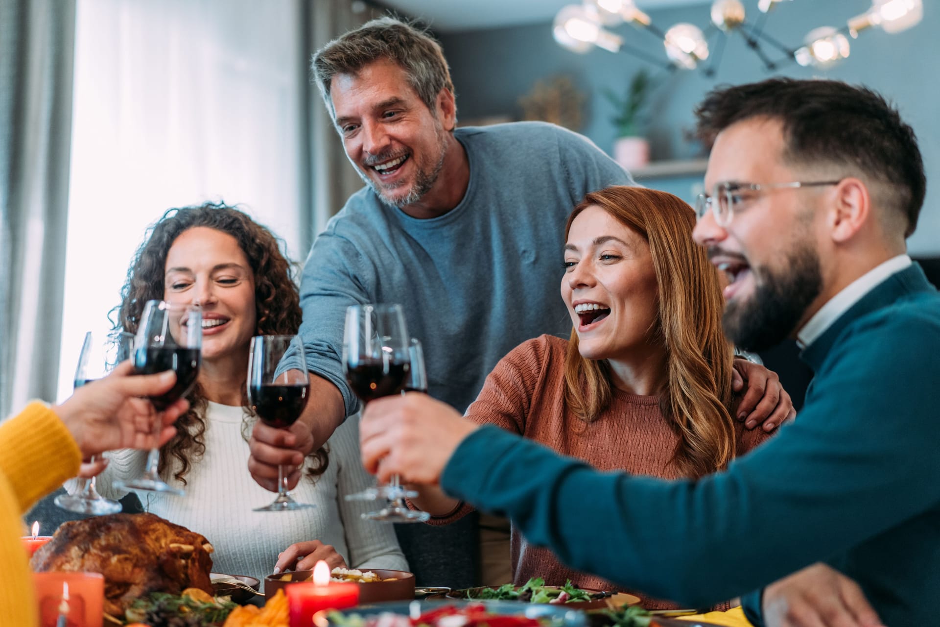 Alkohol trinken: Bei Frauen und Männern ergeben sich unterschiedliche Alkoholmengen im Blut.