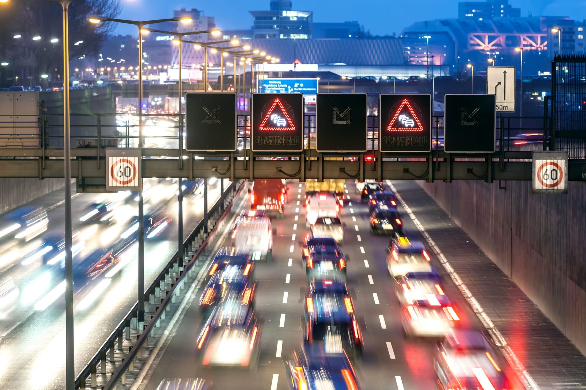 Die A100 in Berlin (Symbolbild): Am Mittwochmorgen ist ein Teil der Stadtautobahn gesperrt.