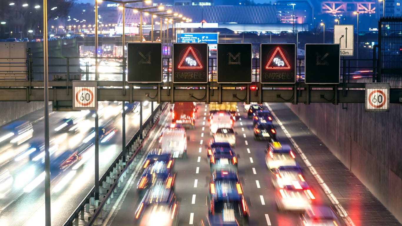 Die A100 in Berlin (Symbolbild): Am Mittwochmorgen ist ein Teil der Stadtautobahn gesperrt.