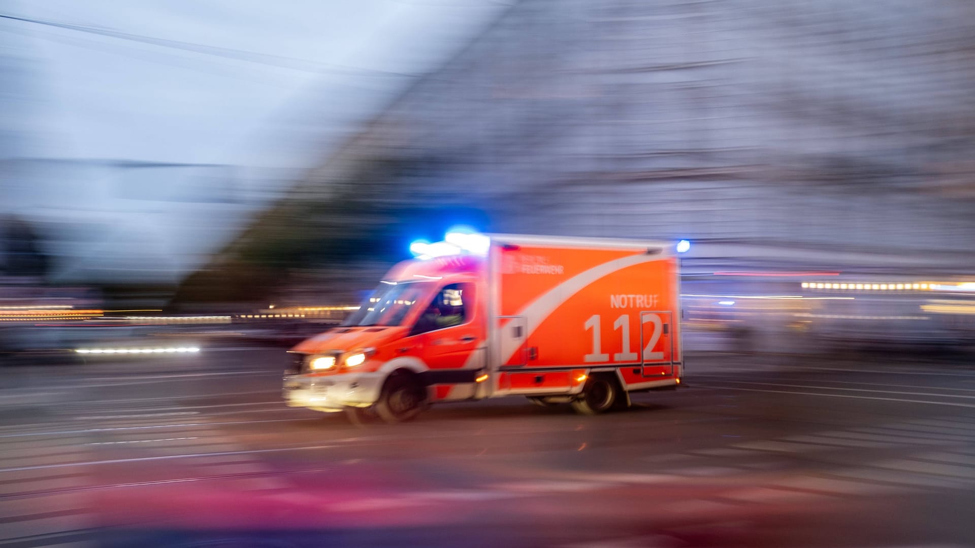 Rettungswagen der Berliner Feuerwehr im Einsatz. (Symbolfoto) Rettungswagen der Berliner Feuerwehr im Einsatz. (Symbolfoto)