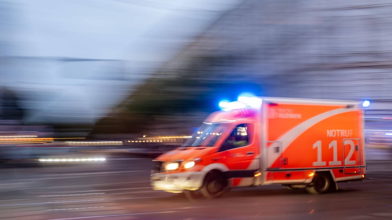 Rettungswagen der Berliner Feuerwehr im Einsatz. (Symbolfoto)