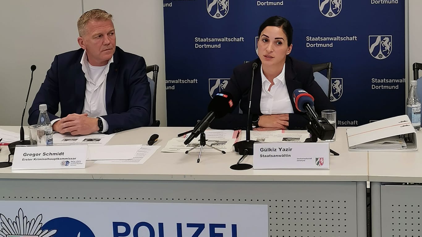 Gregor Schmidt, Leiter der Cold Case Einheit des Polizeipräsdiums Dortmund und Gülkiz Yazier, zuständige Staatsanwälting.