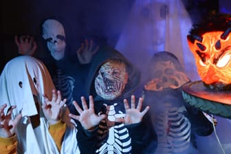 Gruselig verkleidete Kinder feiern Halloween