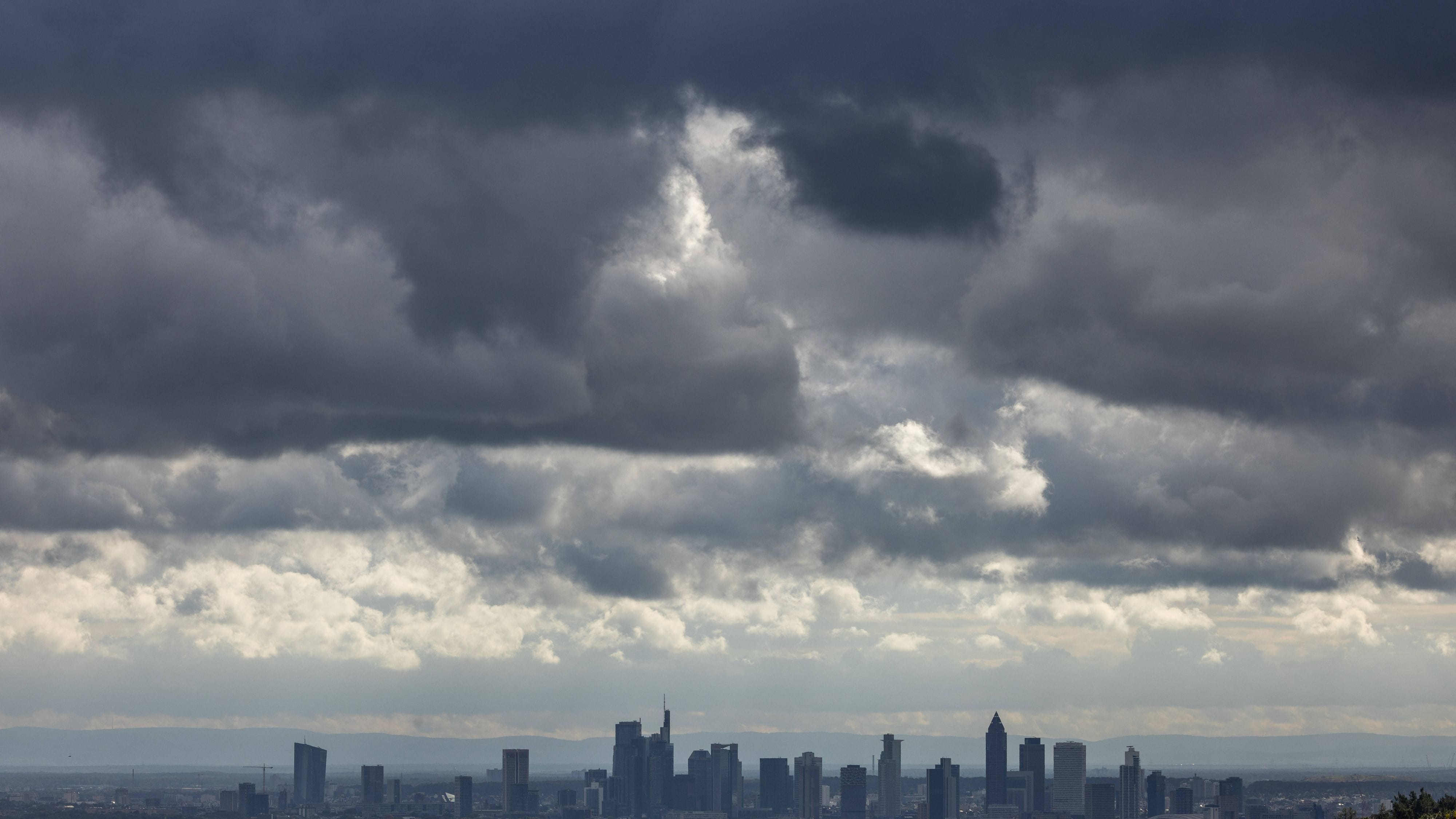 Dunkle Wolken über Frankfurt am Main (Archivbild): Die nächsten Tage bringen reichlich regen.