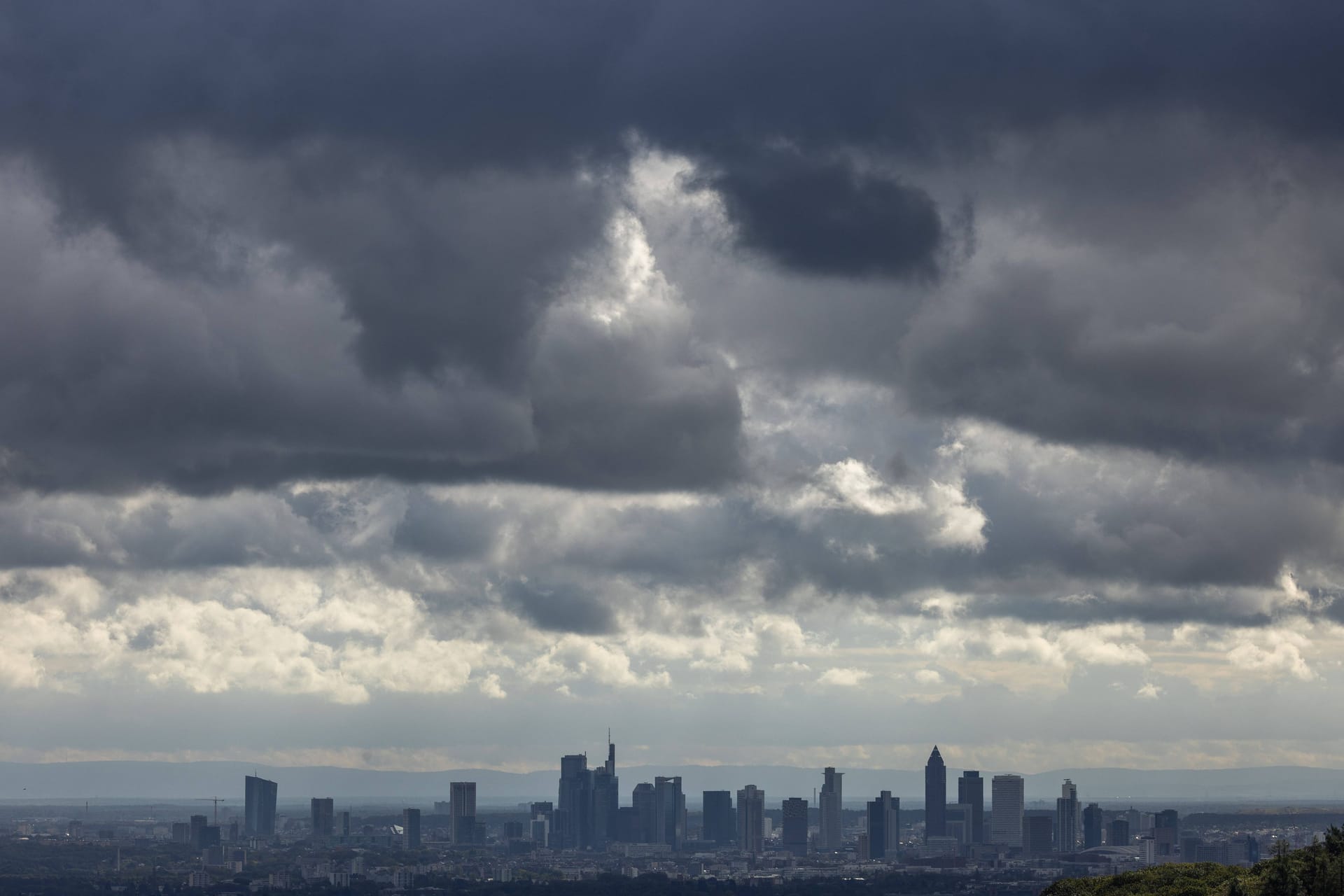 Dunkle Wolken über Frankfurt am Main (Archivbild): Die nächsten Tage bringen reichlich regen.