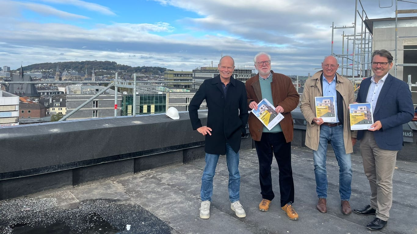 Sie koordinieren das Wohnprojekt der "gewoge" an der Burtscheider Brücke (von links nach rechts): Ulrich Warner (gewoge AG), Norbert Blum (Bürgermeister der Stadt Aachen), Rolf Frankenberger (Leiter des Fachbereichs Wohnen) und Thomas Hissel (städtischer Beigeordneter für Wohnen, Soziales und Wirtschaft)