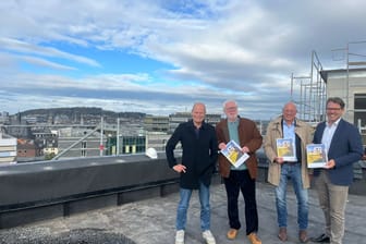 Sie koordinieren das Wohnprojekt der "gewoge" an der Burtscheider Brücke (von links nach rechts): Ulrich Warner (gewoge AG), Norbert Blum (Bürgermeister der Stadt Aachen), Rolf Frankenberger (Leiter des Fachbereichs Wohnen) und Thomas Hissel (städtischer Beigeordneter für Wohnen, Soziales und Wirtschaft)