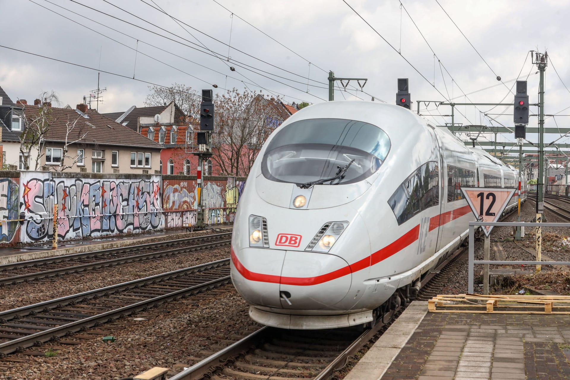 Ein ICE steht am Gleis (Archivbild): Ab dem Wochenende führen Streckensperrungen zwischen NRW und Berlin zu Verspätungen und Ausfällen.