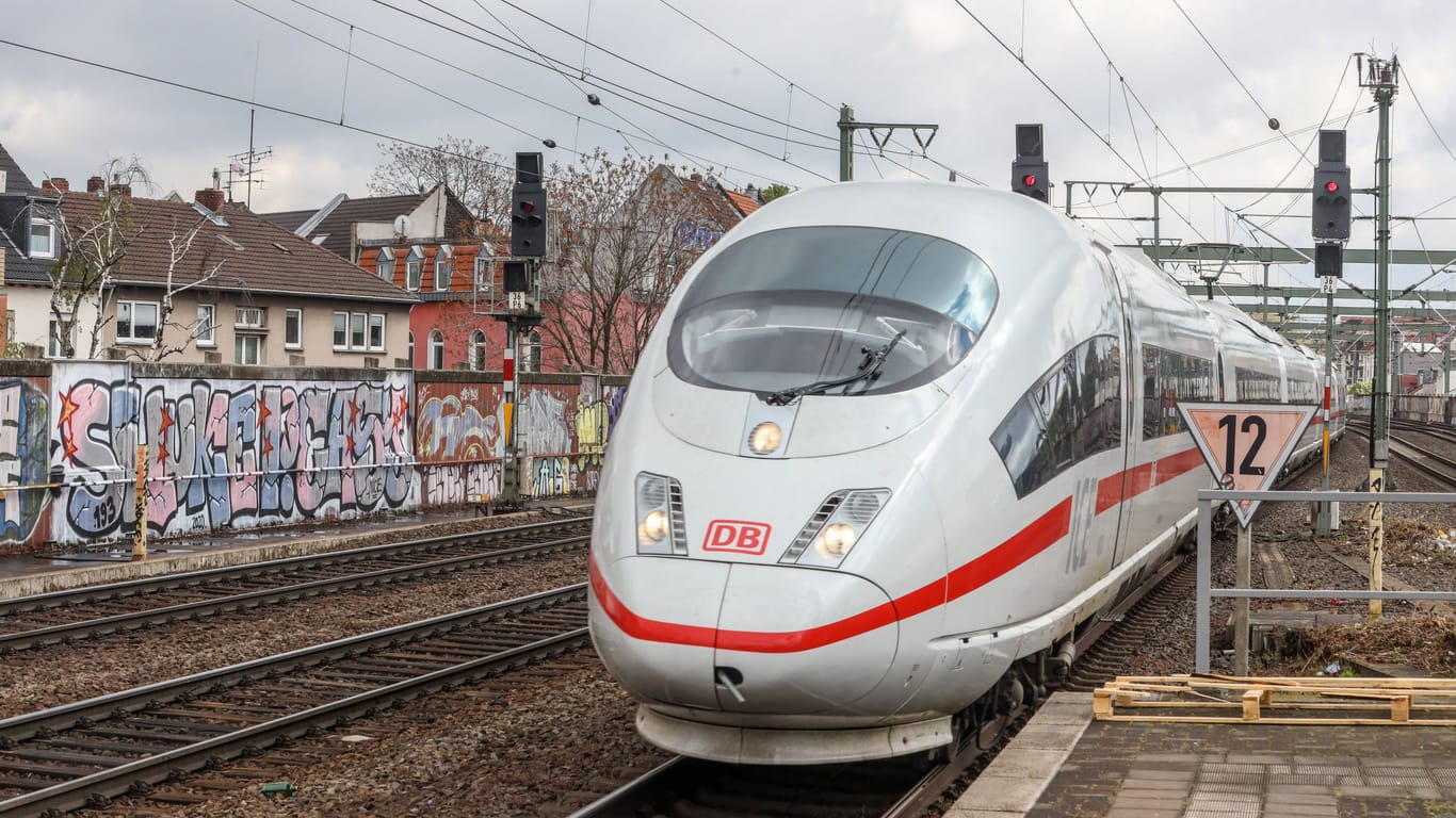 Ein ICE steht am Gleis (Archivbild): Ab dem Wochenende führen Streckensperrungen zwischen NRW und Berlin zu Verspätungen und Ausfällen.