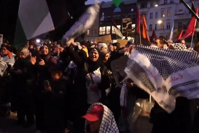 Teilnehmer einer propalästinensischen Demonstrationen stehen auf dem Leopoldplatz in Wedding (Archivbild):