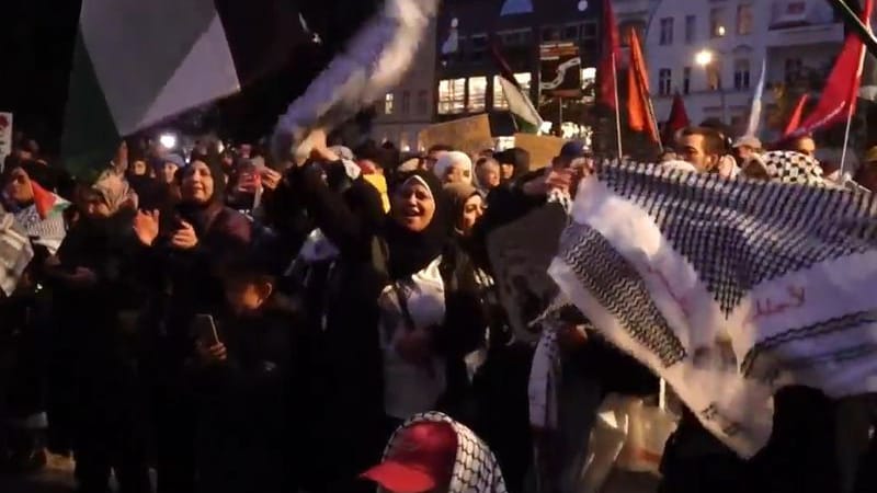 Teilnehmer einer propalästinensischen Demonstrationen stehen auf dem Leopoldplatz in Wedding (Archivbild):