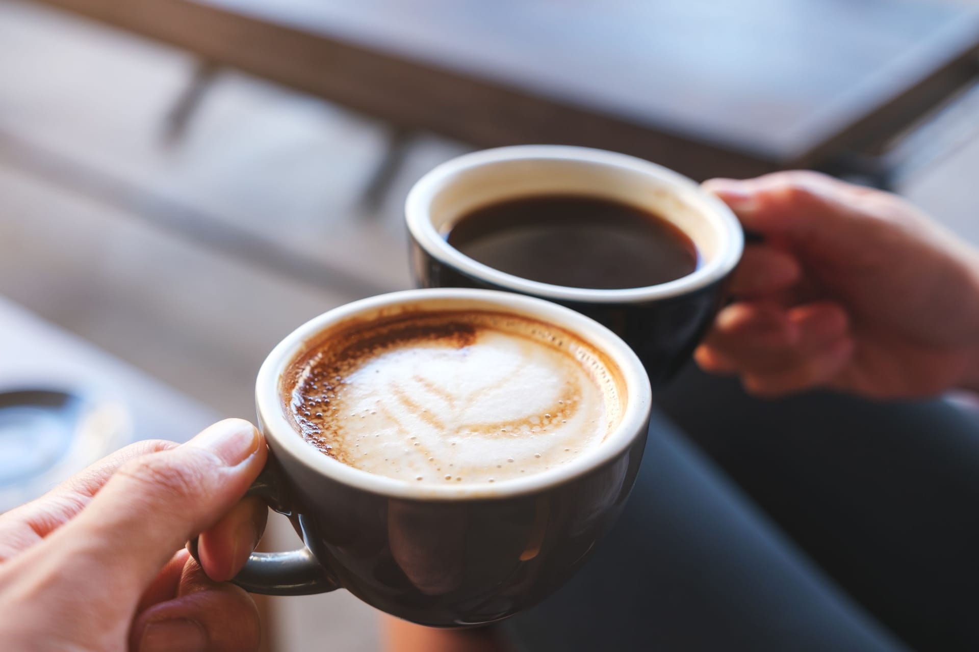 Kaffee in Tassen: Moderater Konsum scheint die Nervenzellen zu schützen. Doch die Dosis macht das Gift.