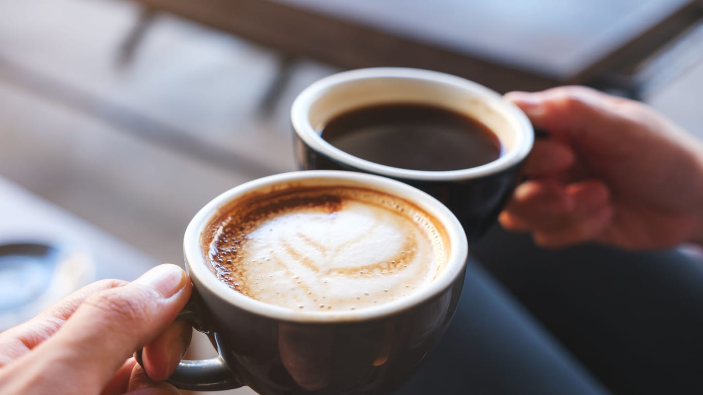 Kaffee in Tassen: Moderater Konsum scheint die Nervenzellen zu schützen. Doch die Dosis macht das Gift.