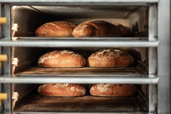 Frisches Brot im Bäckerei-Backofen (Symbolfoto).