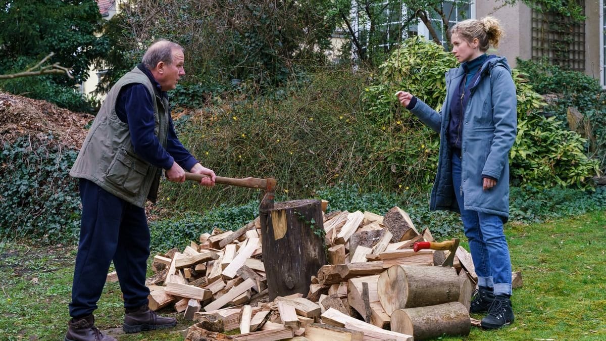 Otto Winkler (Uwe Preuss), Leonie Winkler (Cornelia Gröschel): Leonie konfrontiert ihren Vater mit einem Fund aus der Vergangenheit ihres toten Bruders.