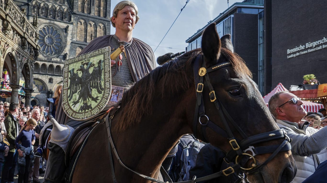 Stein des Anstoßes: Ein als Bremer Roland verkleideter Reiter reitet zur Eröffnung des 989. Bremer Freimarktes auf den Bremer Marktplatz.