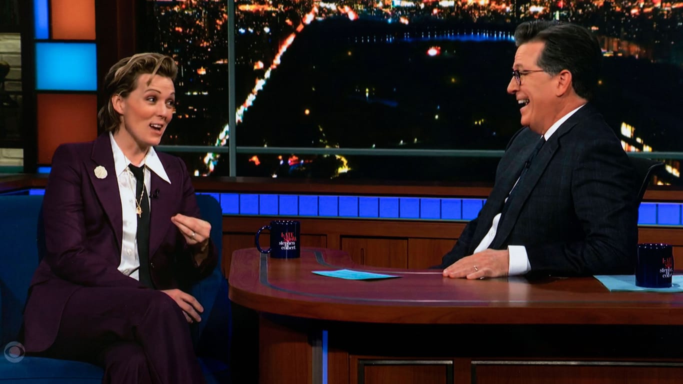 Stephen Colbert mit der Schauspielerin Brandi Carlile in seiner bekannten Latenight-Show. (Archivfoto)