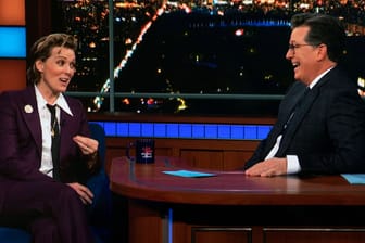 Stephen Colbert mit der Schauspielerin Brandi Carlile in seiner bekannten Latenight-Show. (Archivfoto)