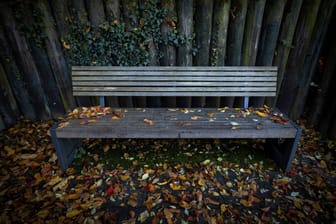 Eine Parkbank (Archivbild): Der Angeklagte soll das Opfer mindestens 14 Mal getreten haben.