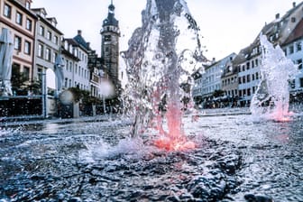 Springbrunnen auf dem Marktplatz in Altenburg.