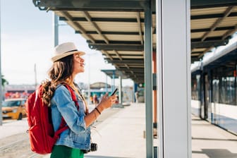 Am Bahnsteig: Mit dem Zugticket von DiscoverEU können 35.500 18-Jährige gratis Europa bereisen.