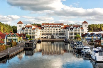 Entspannen und sparen: Genießen Sie eine erholsame Auszeit im Precise Resort Hafendorf Rheinsberg.