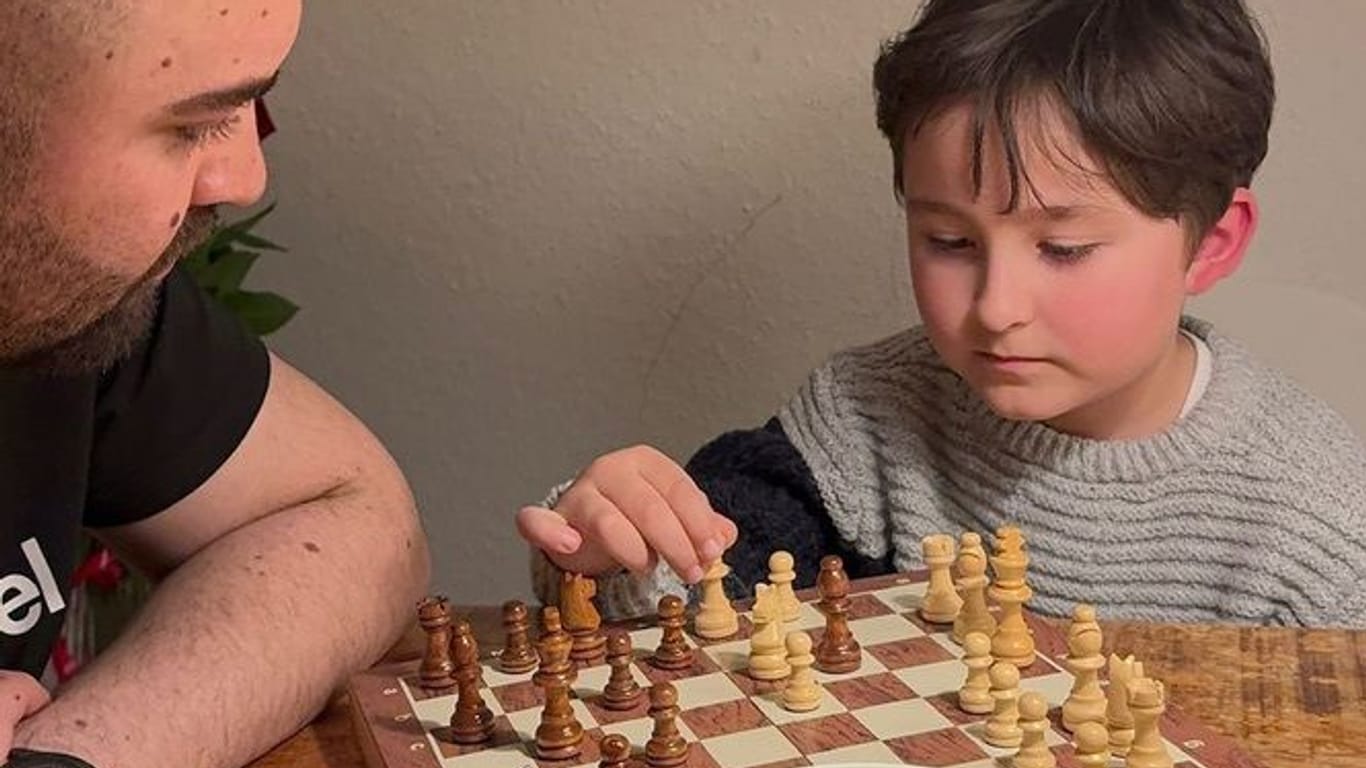 Mit seinem Vater spielt der kleine Leverkusener gerne Schach.