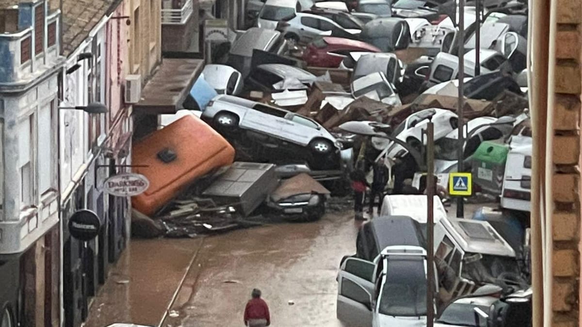 unwetter-in-spanien-flut-hebt-autos-bereinander-massive-sch-den