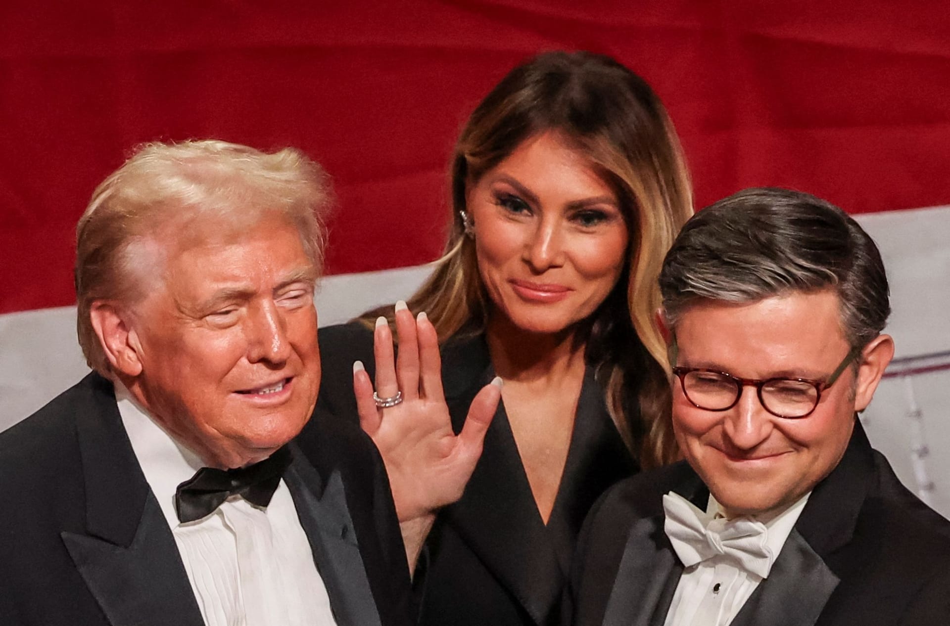 Melania Trump winkt der Menge.