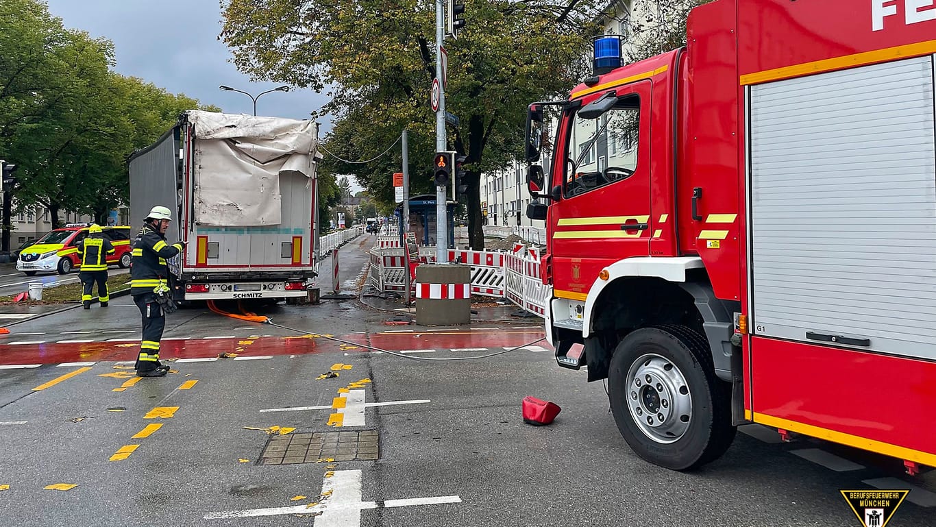 Ein ziemliches Chaos hat ein Lkw-Fahrer am Freitagmittag verursacht.Bereits im Vorfeld des eigentlichen Feuerwehreinsatzes war der Fahrer eines Lkw nicht vom Glück verfolgt.Er hatte sich in der Höhe seines Fahrzeugs verschätzt und ist unter einer Unterführung mit seinem Auflieger hängen geblieben. Dabei hat er den Auflieger seines Fahrzeugs erheblich beschädigt. Allerdings konnte er sich durch beherztes Rangieren selbst wieder aus der Unterführung befreien. In Folge des Schadens sollte er nun in Begleitung der Polizei mit seinem Lkw zur nahe gelegenen Polizeiinspektion zur Unfallaufnahme und Aussage fahren.Auf dem Weg dahin fuhr er etwas ausufernd um eine Baustellenabsperrung und setzte seine Zugmaschine in einem Grünstreifen bis die Achse aufsetzte fest. Der daraufhin entstehende Rückstau war nun so erheblich, dass mittlerweile auch die Ausrückesicherheit der Feuerwache 5 gefährdet wurde, da der Verkehr auch vor den Alarmausfahrten massiv stockte.