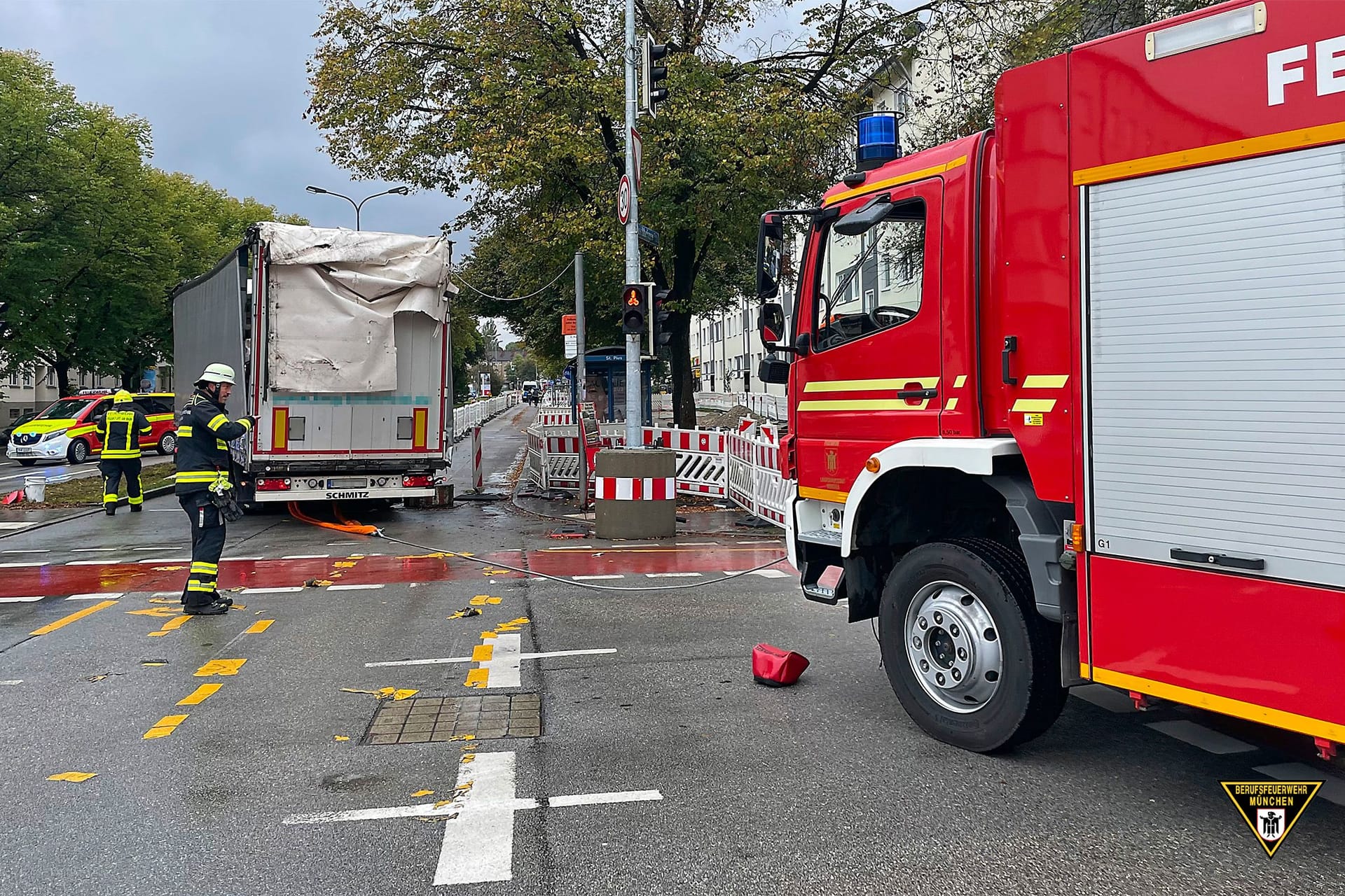 Ein ziemliches Chaos hat ein Lkw-Fahrer am Freitagmittag verursacht.Bereits im Vorfeld des eigentlichen Feuerwehreinsatzes war der Fahrer eines Lkw nicht vom Glück verfolgt.Er hatte sich in der Höhe seines Fahrzeugs verschätzt und ist unter einer Unterführung mit seinem Auflieger hängen geblieben. Dabei hat er den Auflieger seines Fahrzeugs erheblich beschädigt. Allerdings konnte er sich durch beherztes Rangieren selbst wieder aus der Unterführung befreien. In Folge des Schadens sollte er nun in Begleitung der Polizei mit seinem Lkw zur nahe gelegenen Polizeiinspektion zur Unfallaufnahme und Aussage fahren.Auf dem Weg dahin fuhr er etwas ausufernd um eine Baustellenabsperrung und setzte seine Zugmaschine in einem Grünstreifen bis die Achse aufsetzte fest. Der daraufhin entstehende Rückstau war nun so erheblich, dass mittlerweile auch die Ausrückesicherheit der Feuerwache 5 gefährdet wurde, da der Verkehr auch vor den Alarmausfahrten massiv stockte.