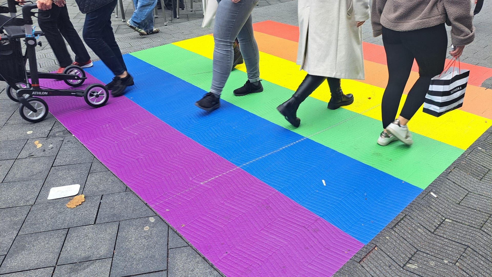 Unbekannte haben einen Teil der Regenbogenflagge auf der Adalbertstraße zerstört.