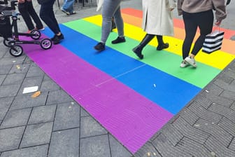 Unbekannte haben einen Teil der Regenbogenflagge auf der Adalbertstraße zerstört.