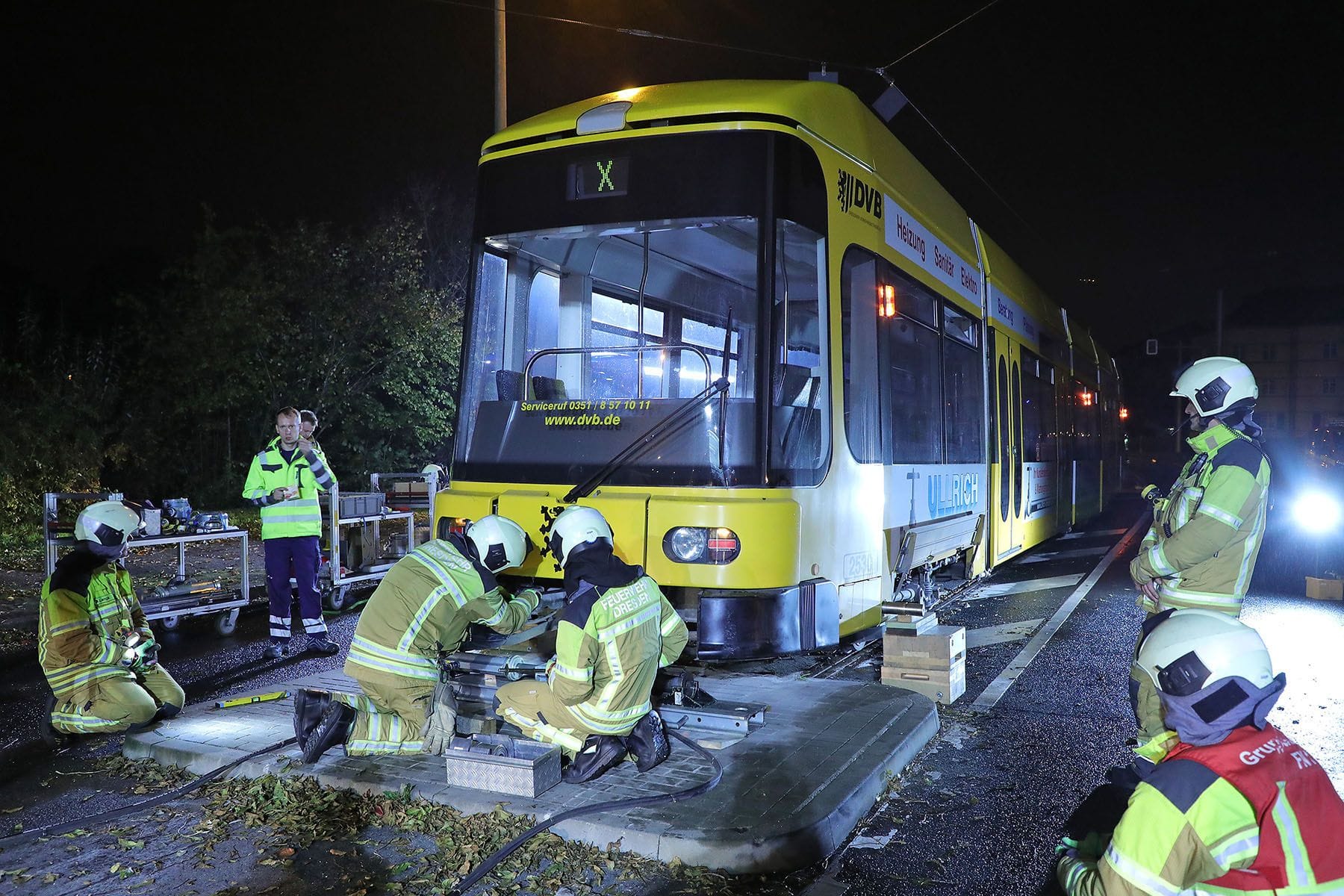 VU Straßenbahn rutschte über Verkehrsinsel und entgleiste - stundenlange Bergungsarbeiten