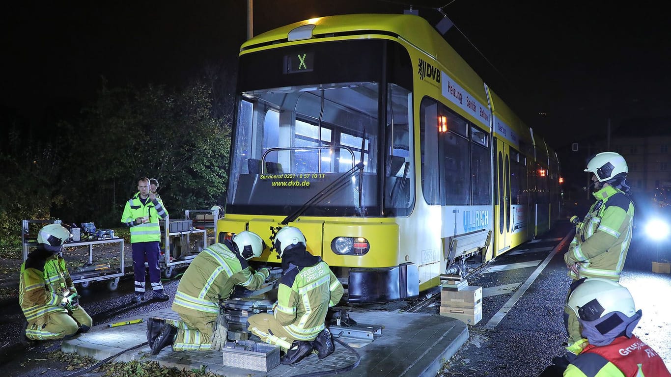 VU Straßenbahn rutschte über Verkehrsinsel und entgleiste - stundenlange Bergungsarbeiten