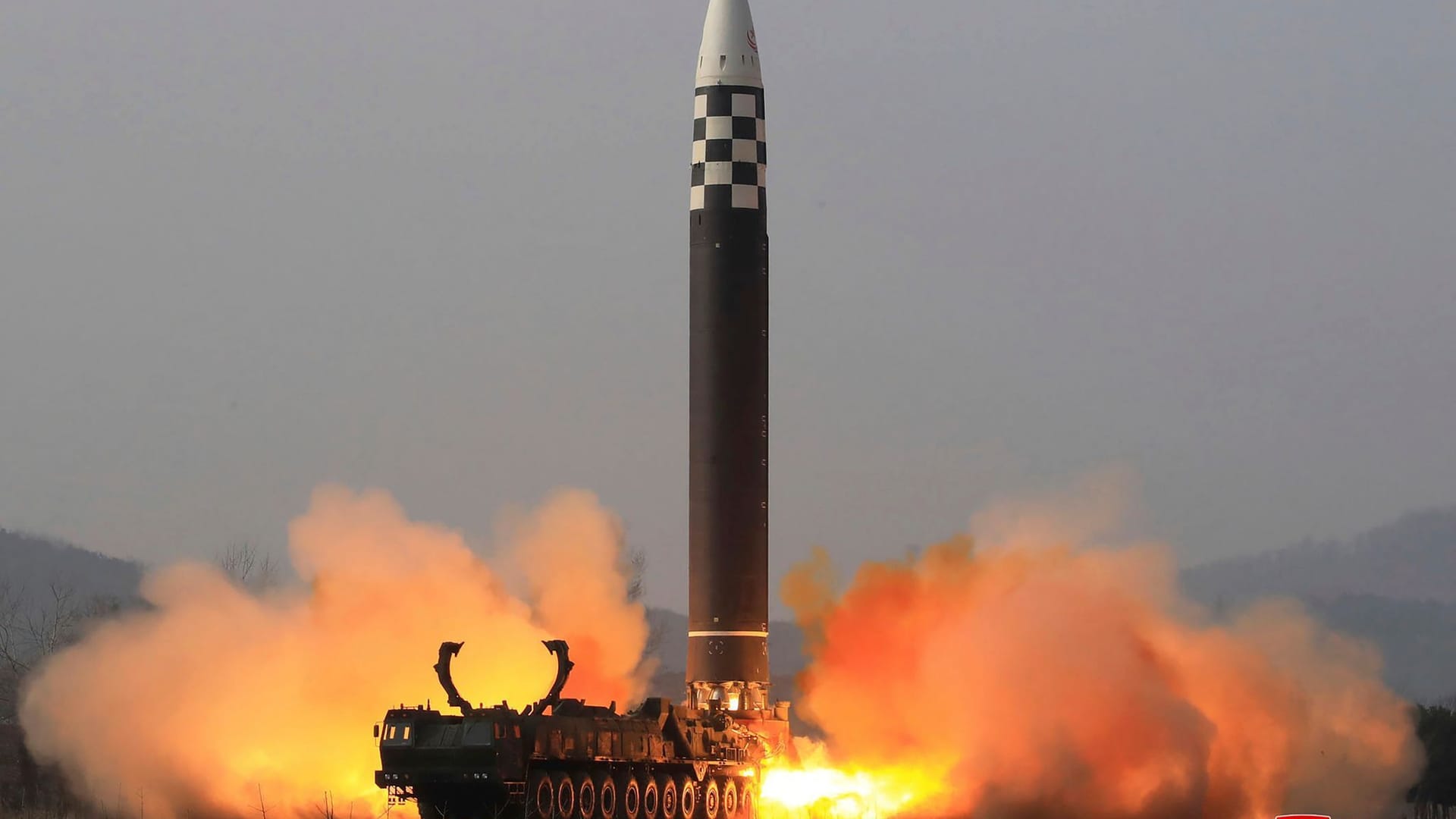 Dieses von Nordkorea veröffentlichte Foto soll den Start der Interkontinentalrakete vom Typ Hwasong-17 zeigen