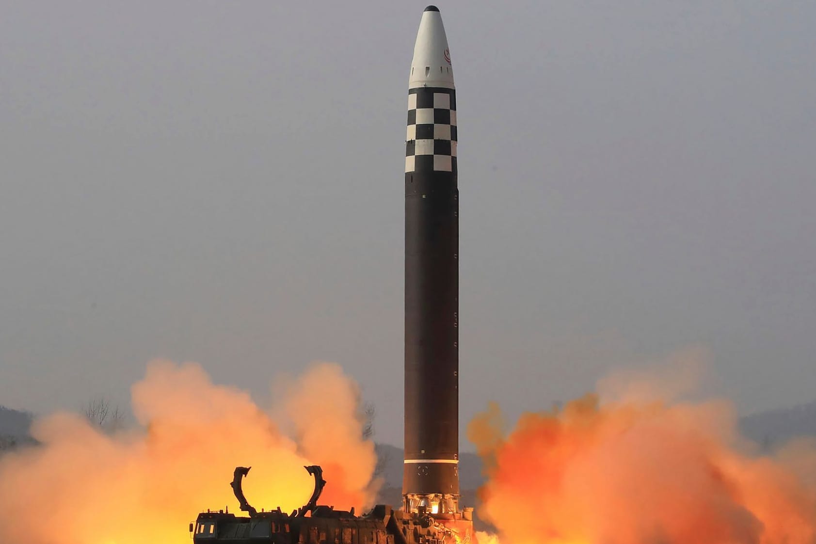 Dieses von Nordkorea veröffentlichte Foto soll den Start der Interkontinentalrakete vom Typ Hwasong-17 zeigen