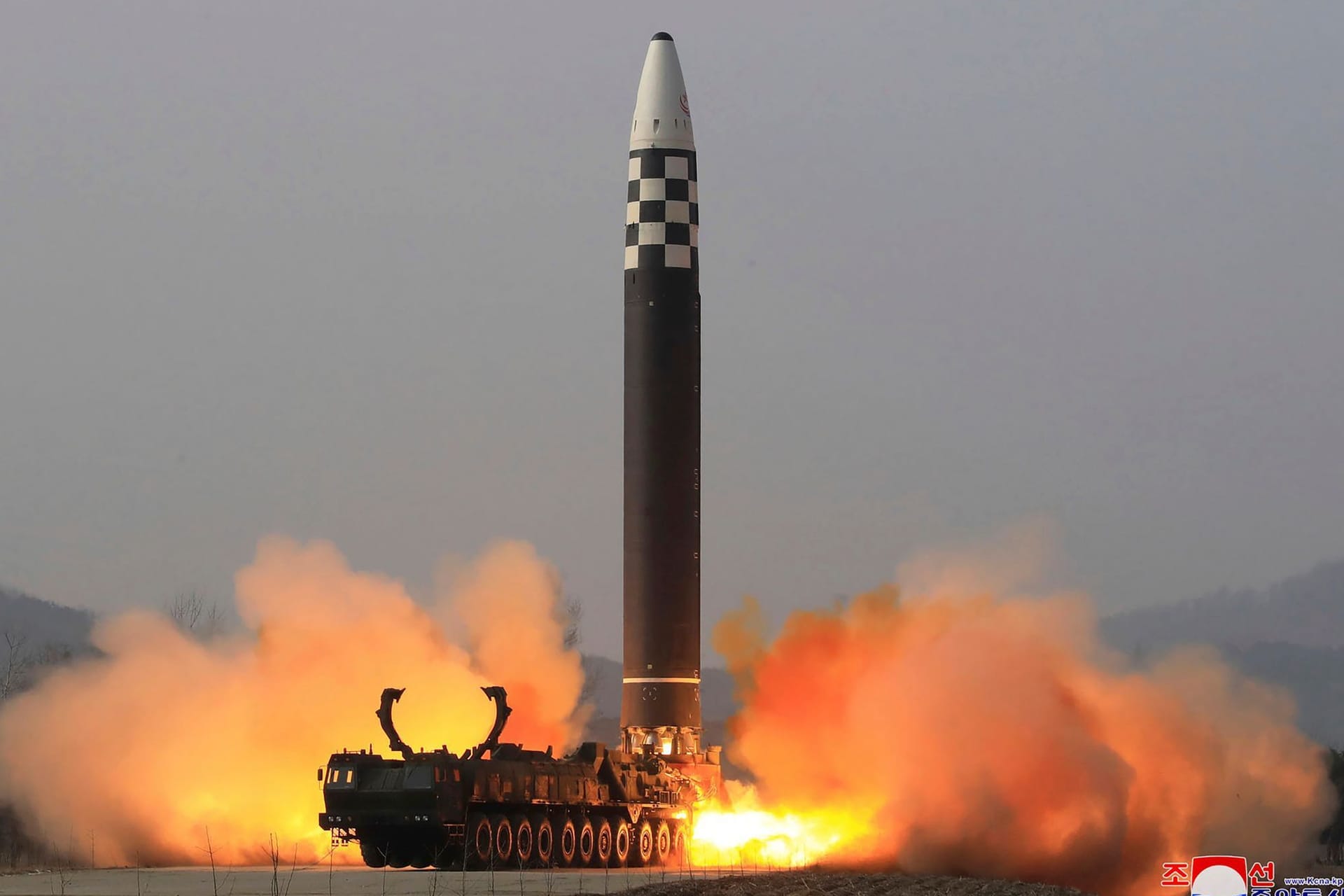 Dieses von Nordkorea veröffentlichte Foto soll den Start der Interkontinentalrakete vom Typ Hwasong-17 zeigen