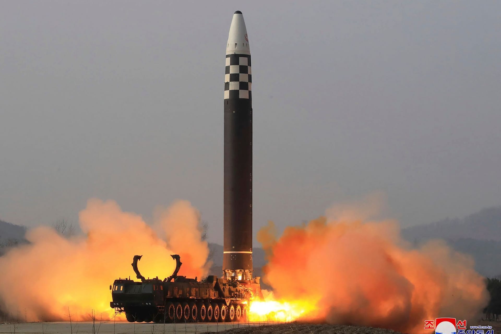 Dieses von Nordkorea veröffentlichte Foto soll den Start der Interkontinentalrakete vom Typ Hwasong-17 zeigen