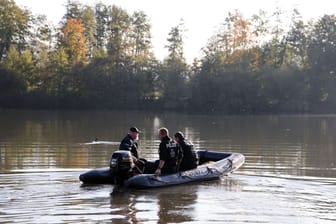 Taucher suchen Baggersee nach vermisster 49-Jähriger ab