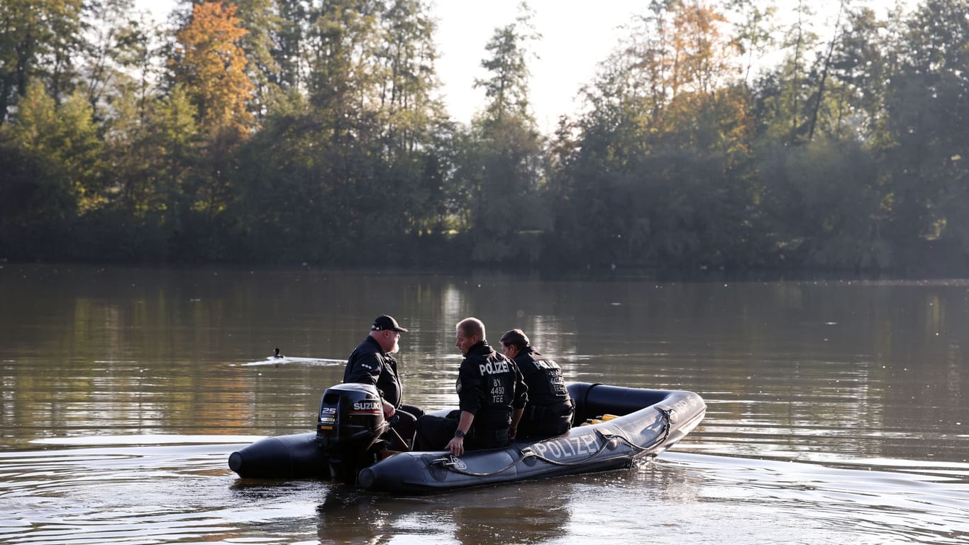 Taucher suchen Baggersee nach vermisster 49-Jähriger ab