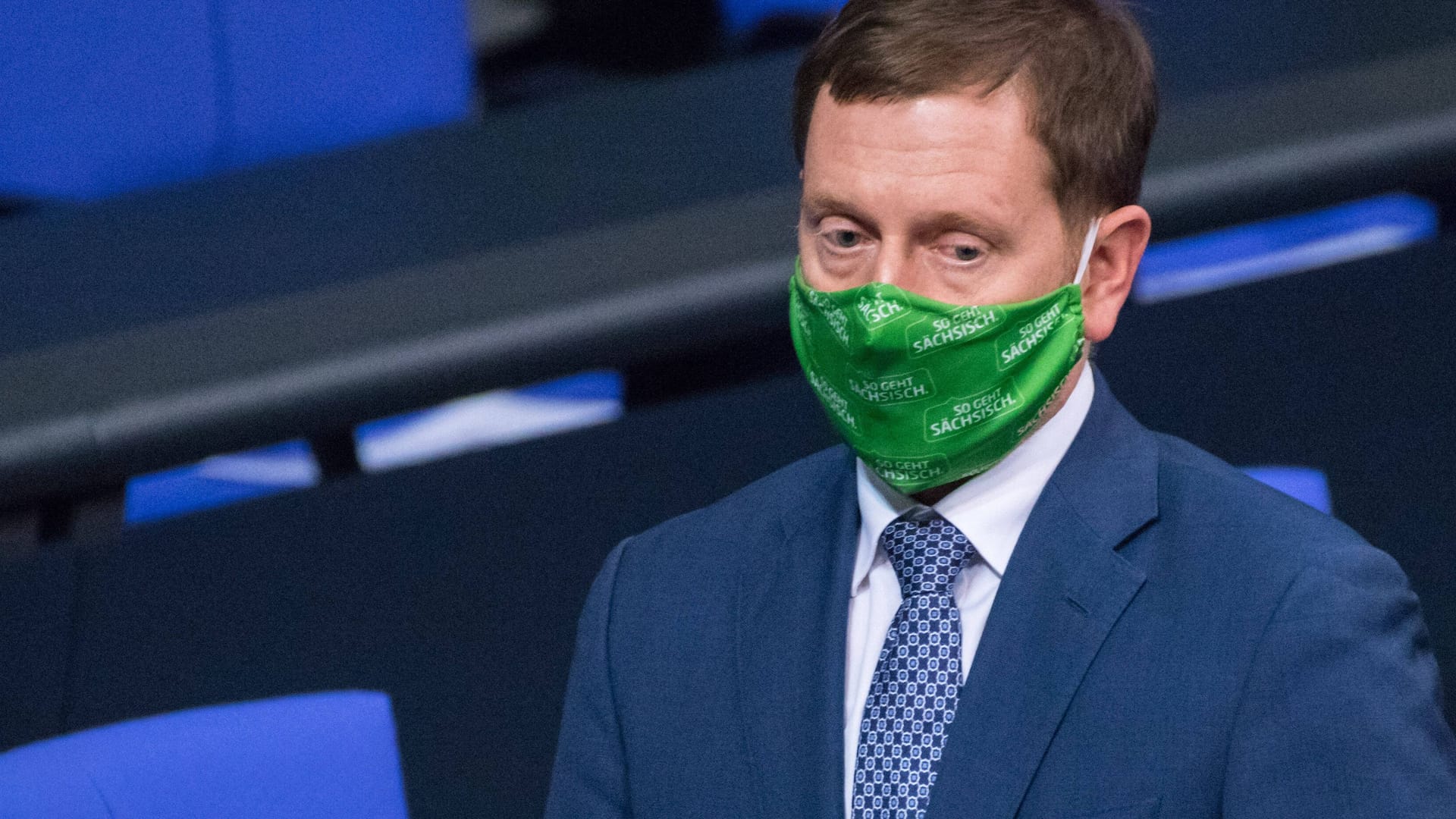 Der sächsische Ministerpräsident Michael Kretschmer (CDU) 2020 mit Maske im Bundestag