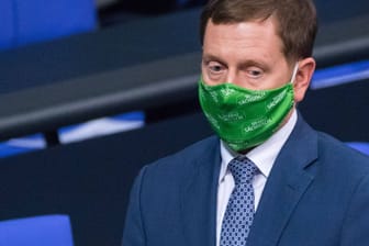 Der sächsische Ministerpräsident Michael Kretschmer (CDU) 2020 mit Maske im Bundestag