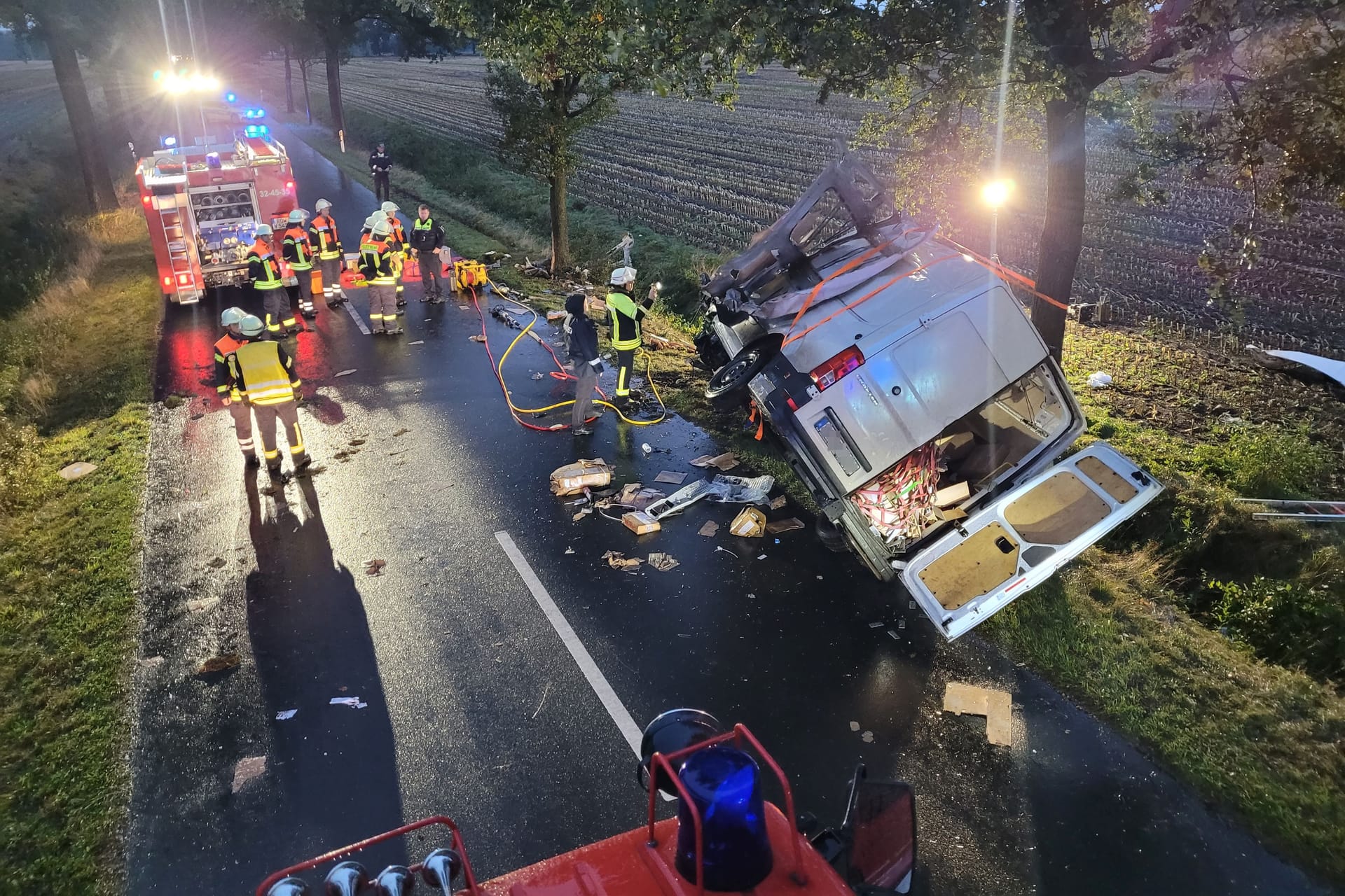 Der VW wurde bei dem Unfall schwer beschädigt.