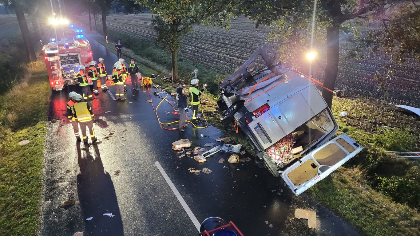 Der VW wurde bei dem Unfall schwer beschädigt.