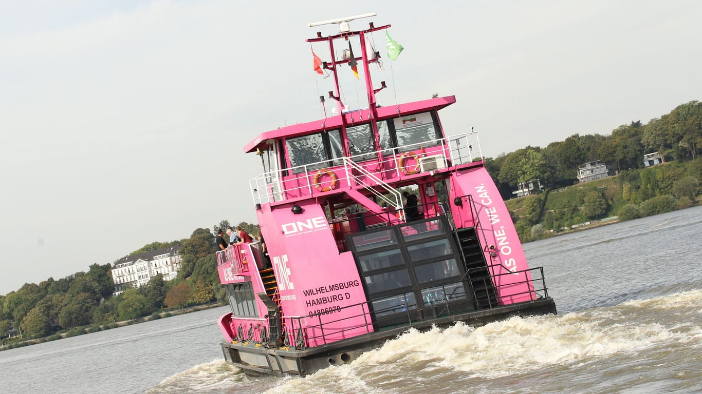 Eine Hadag-Fähre fährt auf der Elbe (Symbolbild): Die historische Linie zwischen Blankenese und Cranz wird nicht mehr bedient.