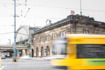 Eine Straßenbahn fährt am Bahnhof Neustadt in Dresden vorbei: