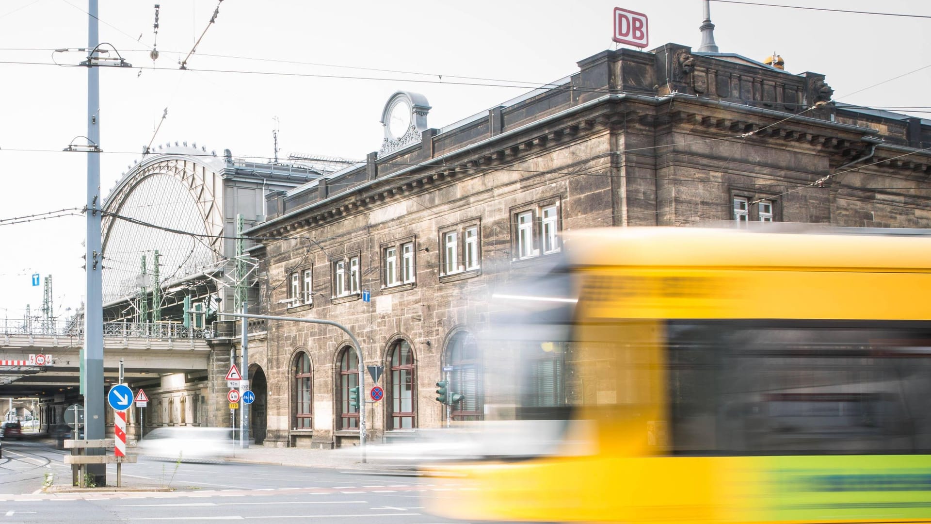 Eine Straßenbahn fährt am Bahnhof Neustadt in Dresden vorbei: