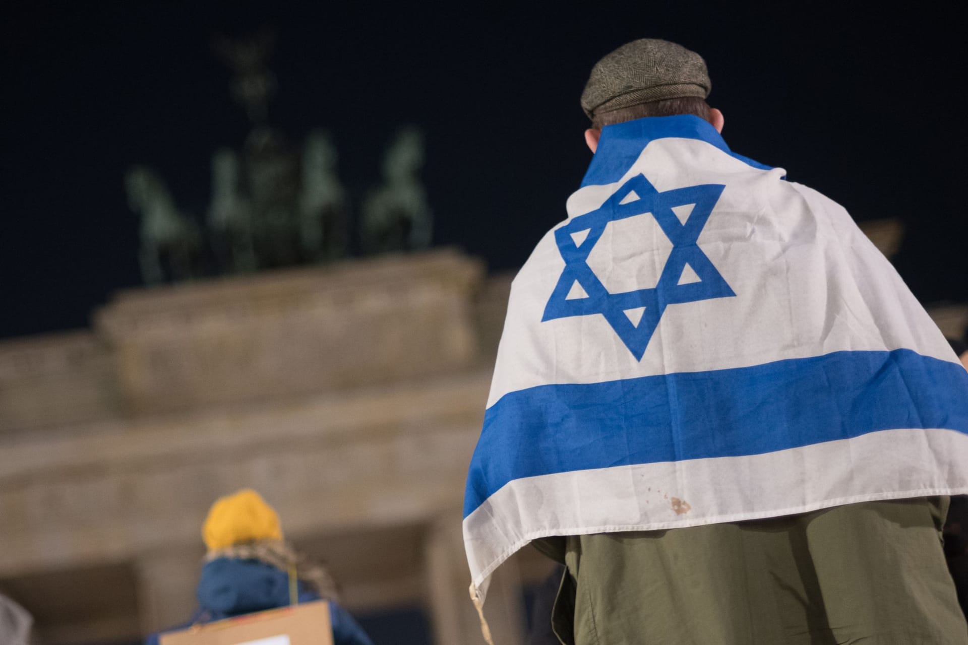 Israel-Flagge am Brandenburger Tor: Teilnehmer einer Mahnwache, bei der Namen der Opfer des Massakers der Hamas am 7. Oktober 2023 vorgelesen werden