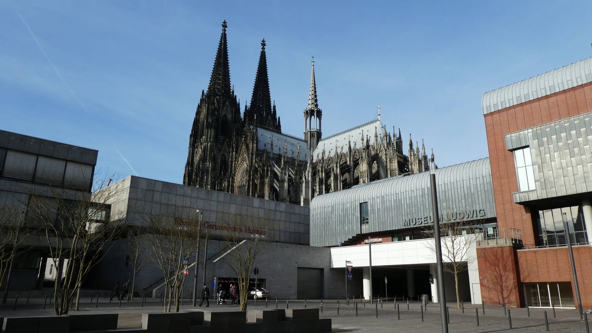 Der Kurt-Hackenberg-Platz unweit des Kölner Doms: Hier schlummert mit dem römischen Hafentor ein archäologischer Schatz